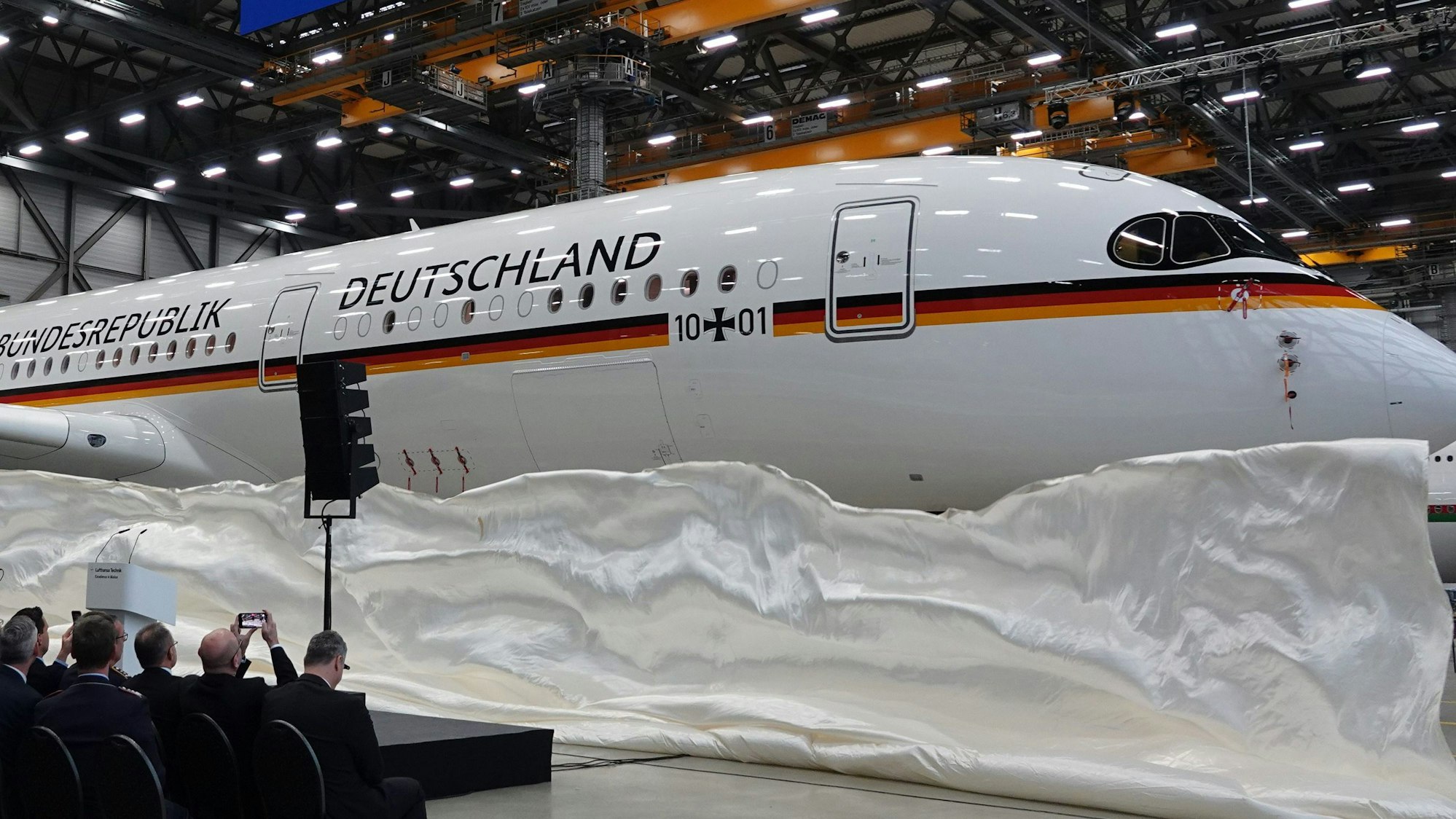 Der Airbus A350 „Konrad Adenauer“ steht in einer Flugzeughalle in Hamburg.