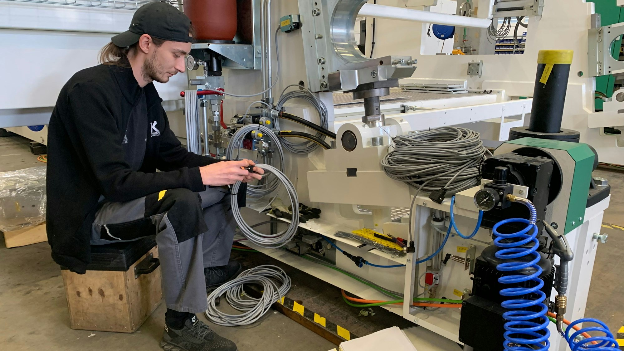Felix Oberheim bereitet Kabel für die Installation vor.