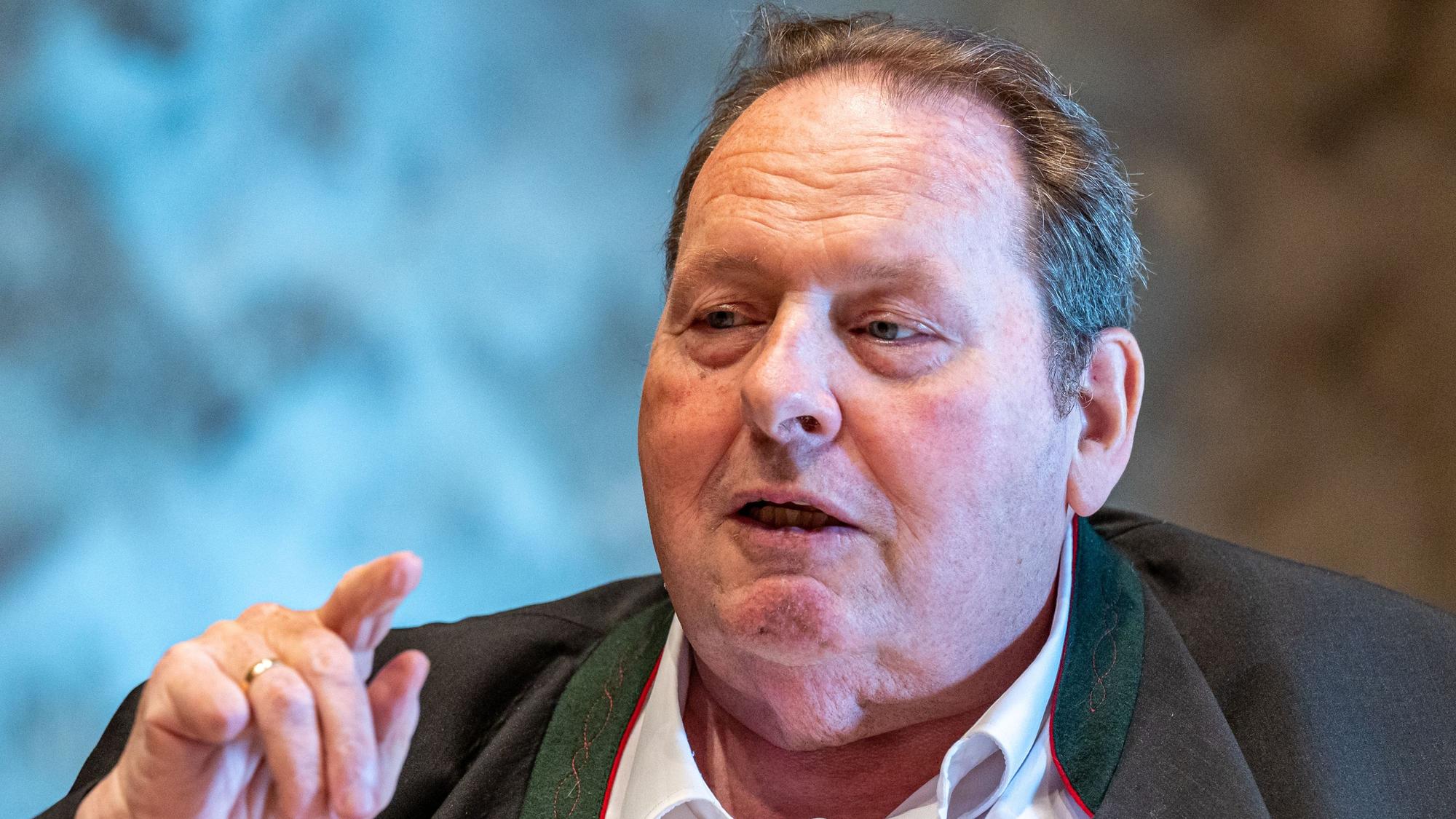 Ottfried Fischer, Schauspieler und Kabarettist, unterhält sich mit einem Reporter. Der 69-Jährige hebt seinen Finger und schaut sein Gegenüber an.
