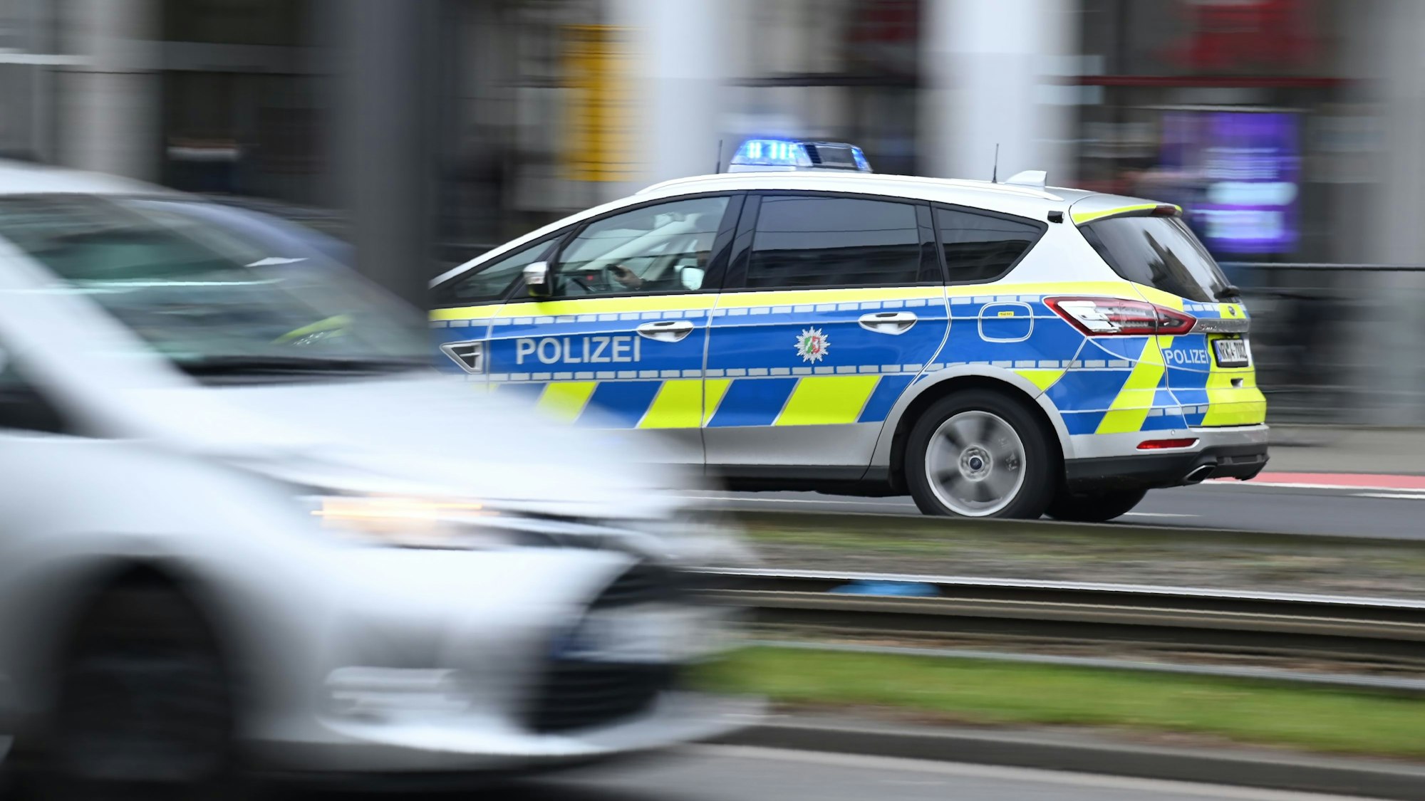 Ein Einsatzfahrzeug der Polizei.