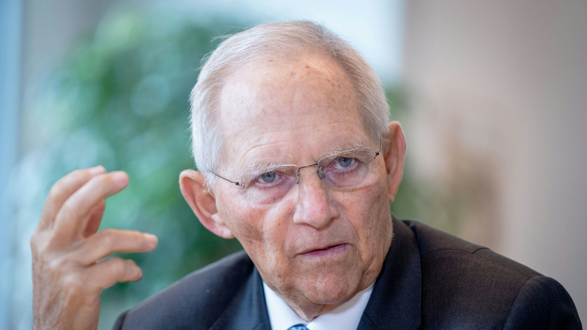 Wolfgang Schäuble (CDU), damaliger Bundestagspräsident, spricht in einem Interview mit einem Journalisten der Deutschen Presse-Agentur in seinem Büro im Bundestag.