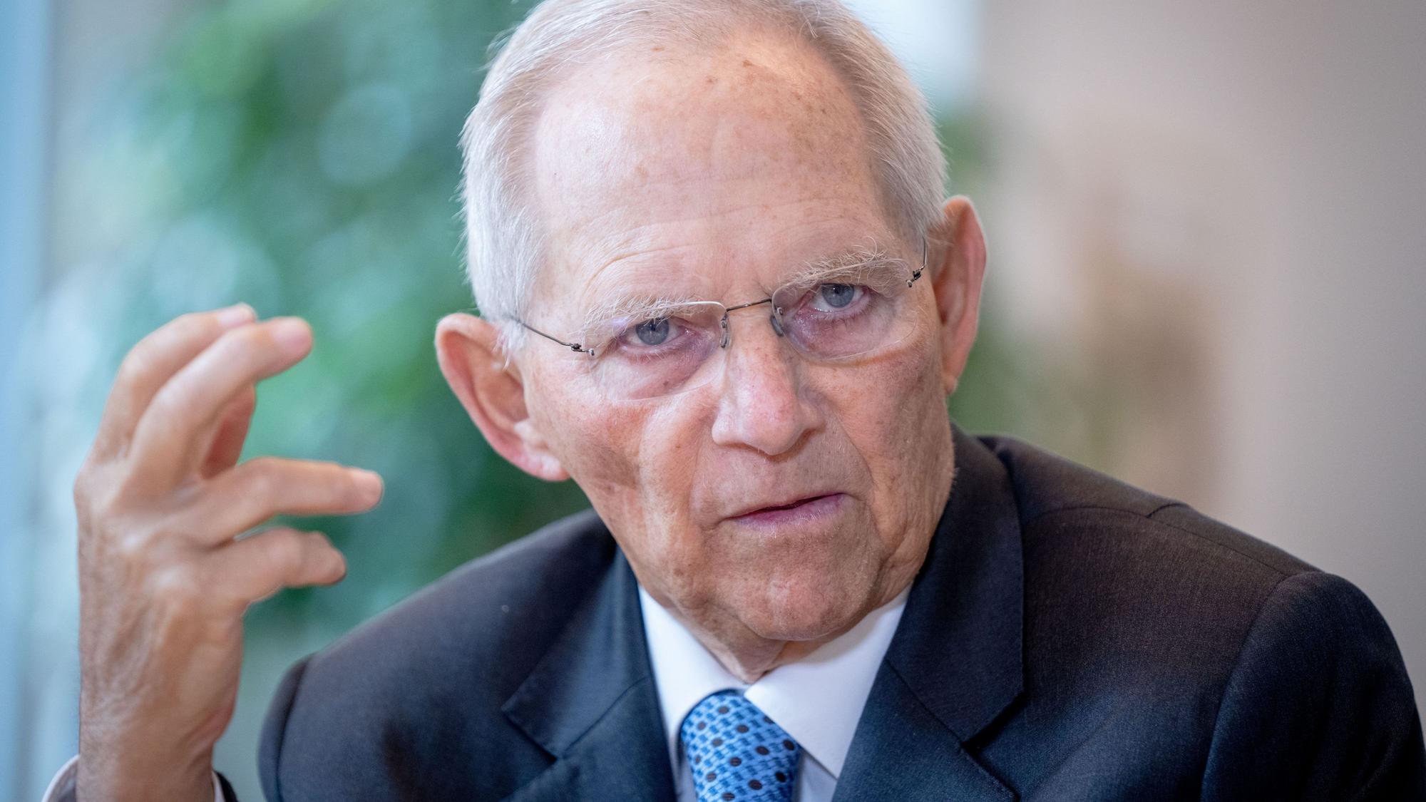 Wolfgang Schäuble (CDU), damaliger Bundestagspräsident, spricht in einem Interview mit einem Journalisten der Deutschen Presse-Agentur in seinem Büro im Bundestag.