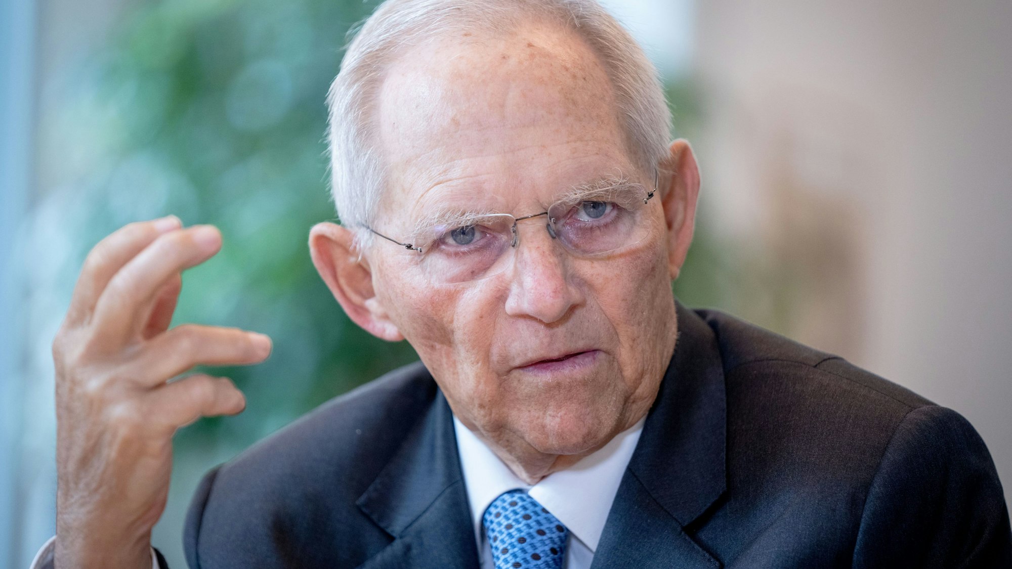 Wolfgang Schäuble (CDU), damaliger Bundestagspräsident, spricht in einem Interview mit einem Journalisten der Deutschen Presse-Agentur in seinem Büro im Bundestag.