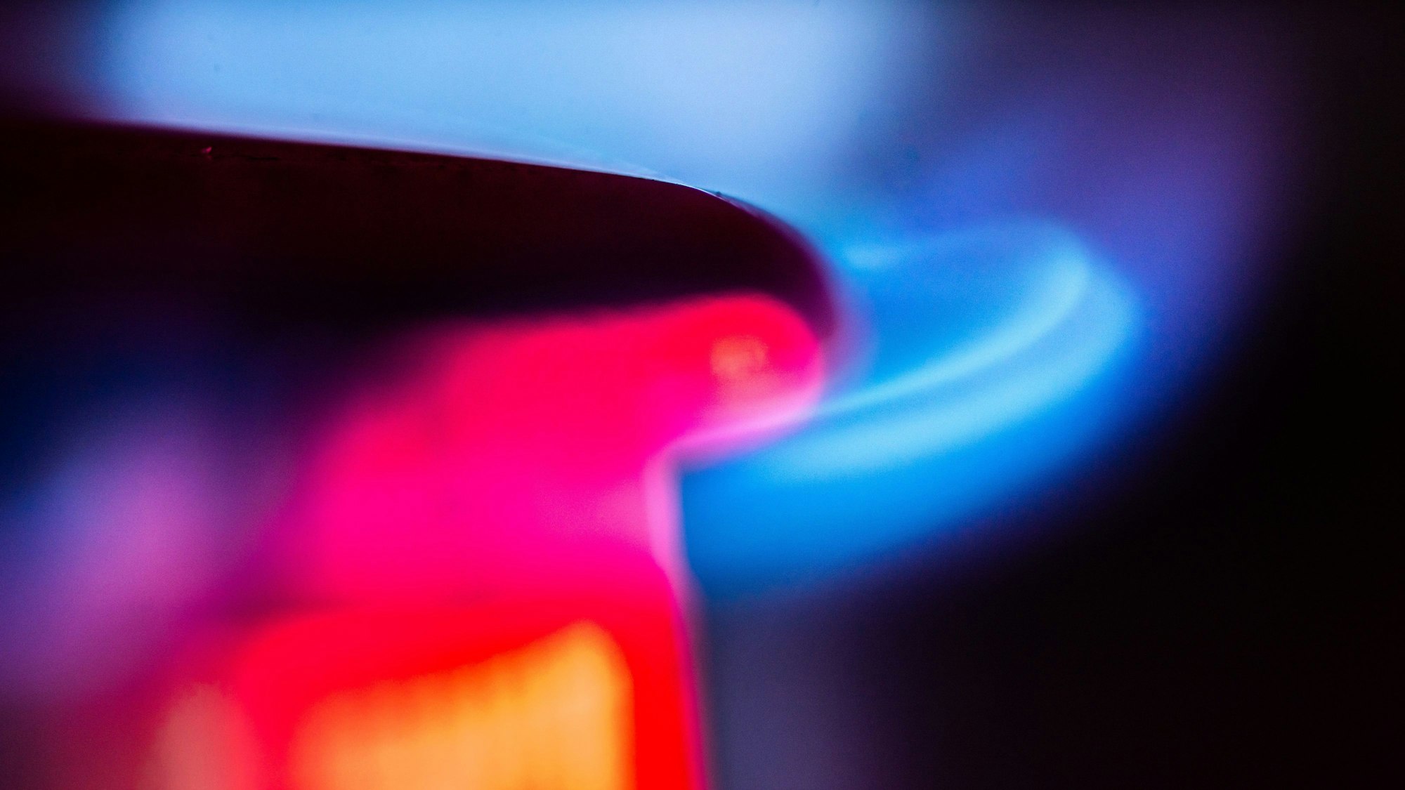 Die Flamme eines Gasherdes brennt in einer Küche.