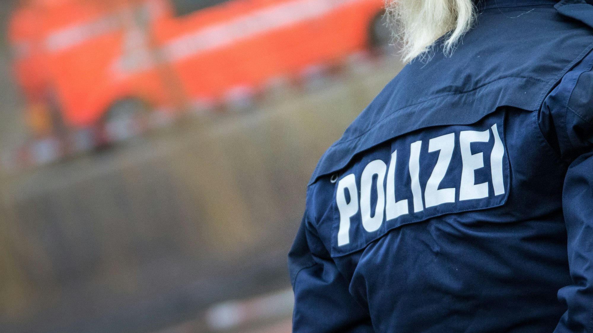 Polizisten sollen auf einen wehrlosen Mann mehrfach eingeschlagen haben. (Symbolbild)