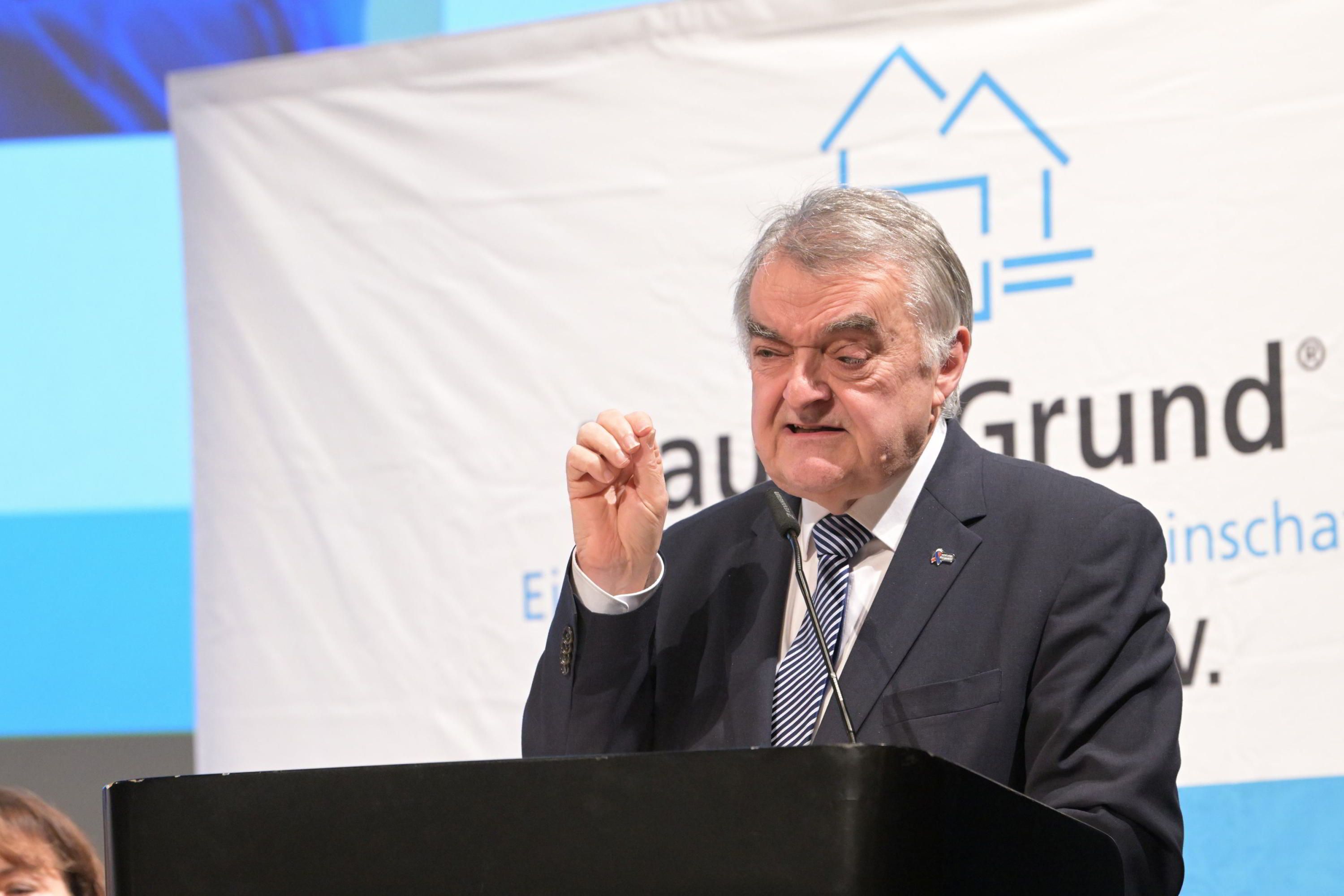 Herbert Reul, NRW-Innenminister, gestikuliert während seiner Rede zu innerer Sicherheit bei der Mitgliederversammlung von Haus und Grund in Bergisch Gladbach.