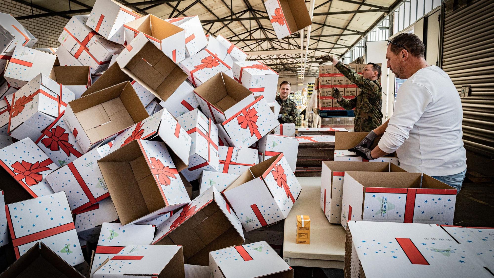 Die Kartons für die Geschenkboxen müssen erst gefaltet werden.