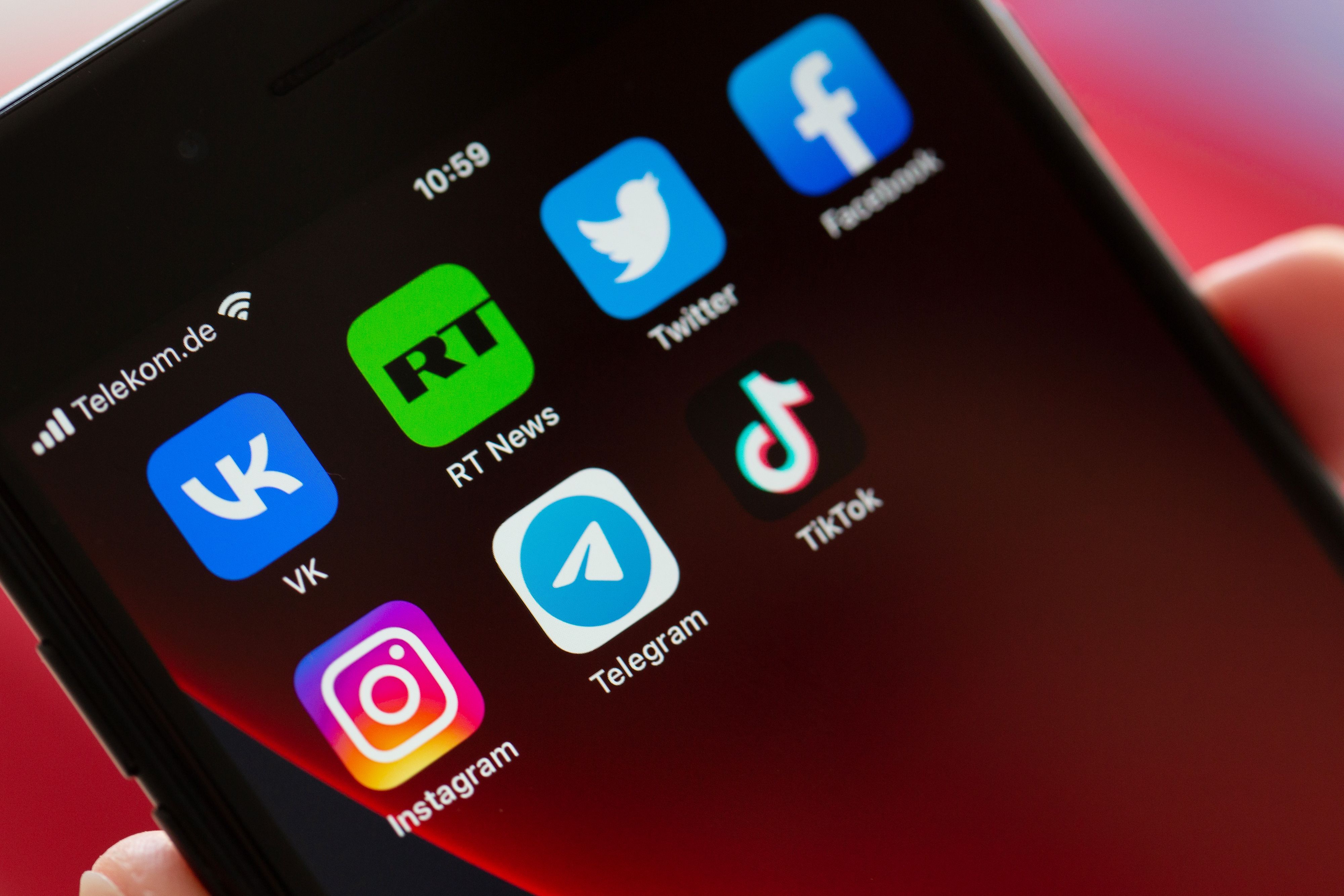 Zu sehen ist der Ausschnitt eines Handybildschirms. Auf ihm aufgereiht sind die sozialen Netzwerke VK, RT, Twitter, Facebook, Instagram, Telegram und Tiktok.