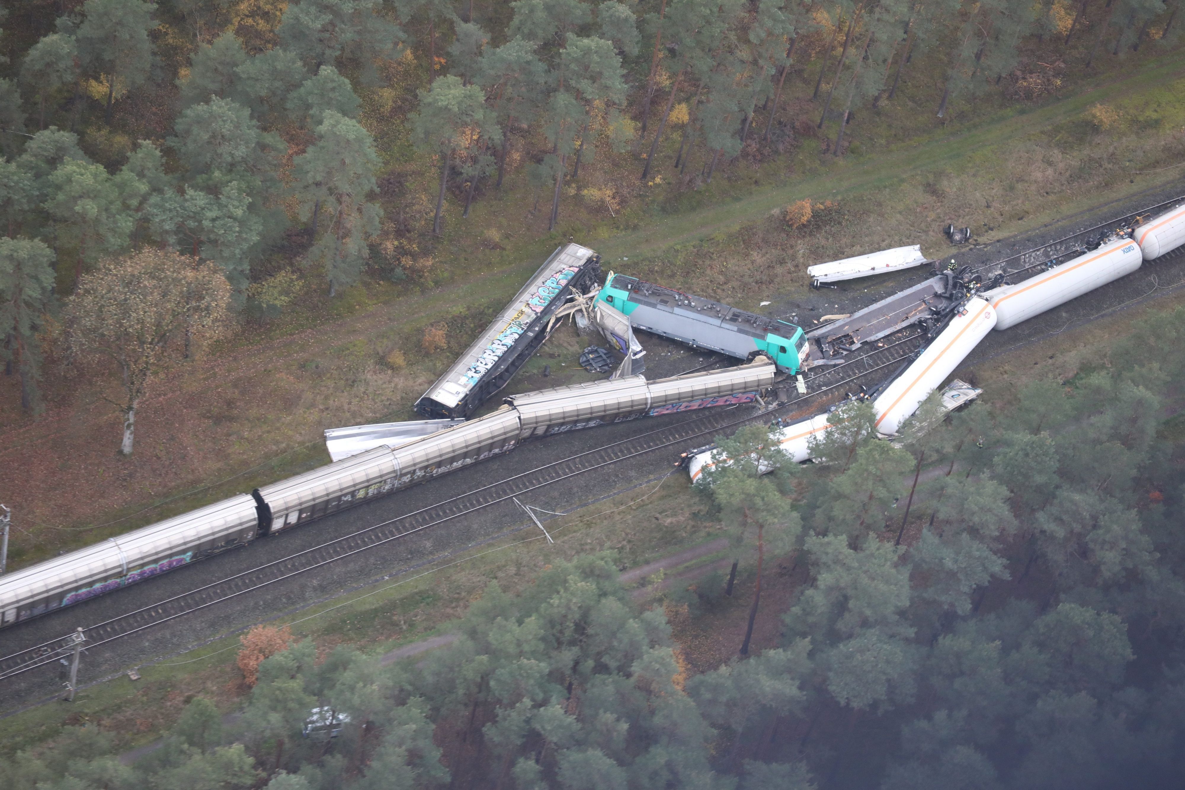 Zwei Güterzüge liegen nach einer Kollision an einer Bahnstrecke im Landkreis Gifhorn (Luftaufnahme). Bei dem Unglück in Niedersachsen wurden mehrere Waggons beschädigt.