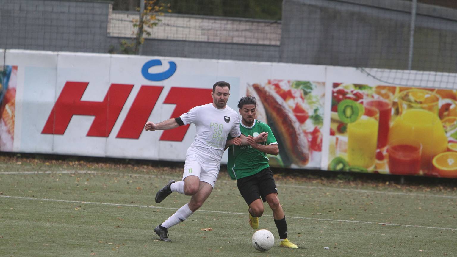 Florian Diehl (links) vom FSV Neunkirchen-Seelscheid hält sich den Bad Honnefer Gegenspieler Muhammet Bayraktar im Zweikampf mit Armeinsatz vom Leib.