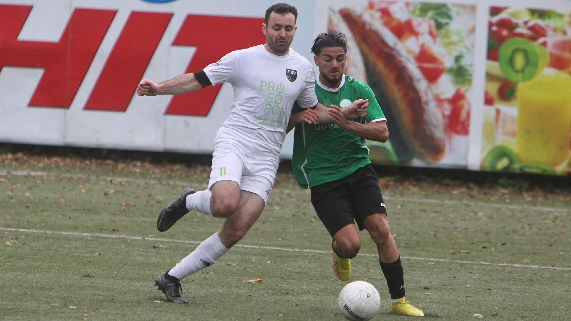 Florian Diehl (links) vom FSV Neunkirchen-Seelscheid hält sich den Bad Honnefer Gegenspieler Muhammet Bayraktar im Zweikampf mit Armeinsatz vom Leib.