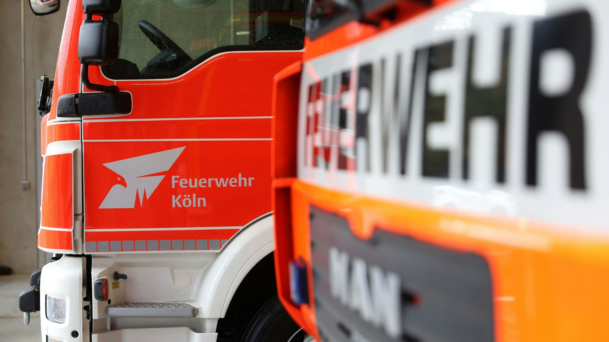 Die Feuerwehr hat in Nürnberg ein einjähriges Mädchen aus einem aufgeheizten Auto befreit.