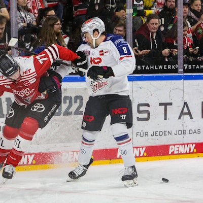 Alex Roach von den Kölner Haien im Zweikampf mit Tyler Sheehy aus Nürnberg.