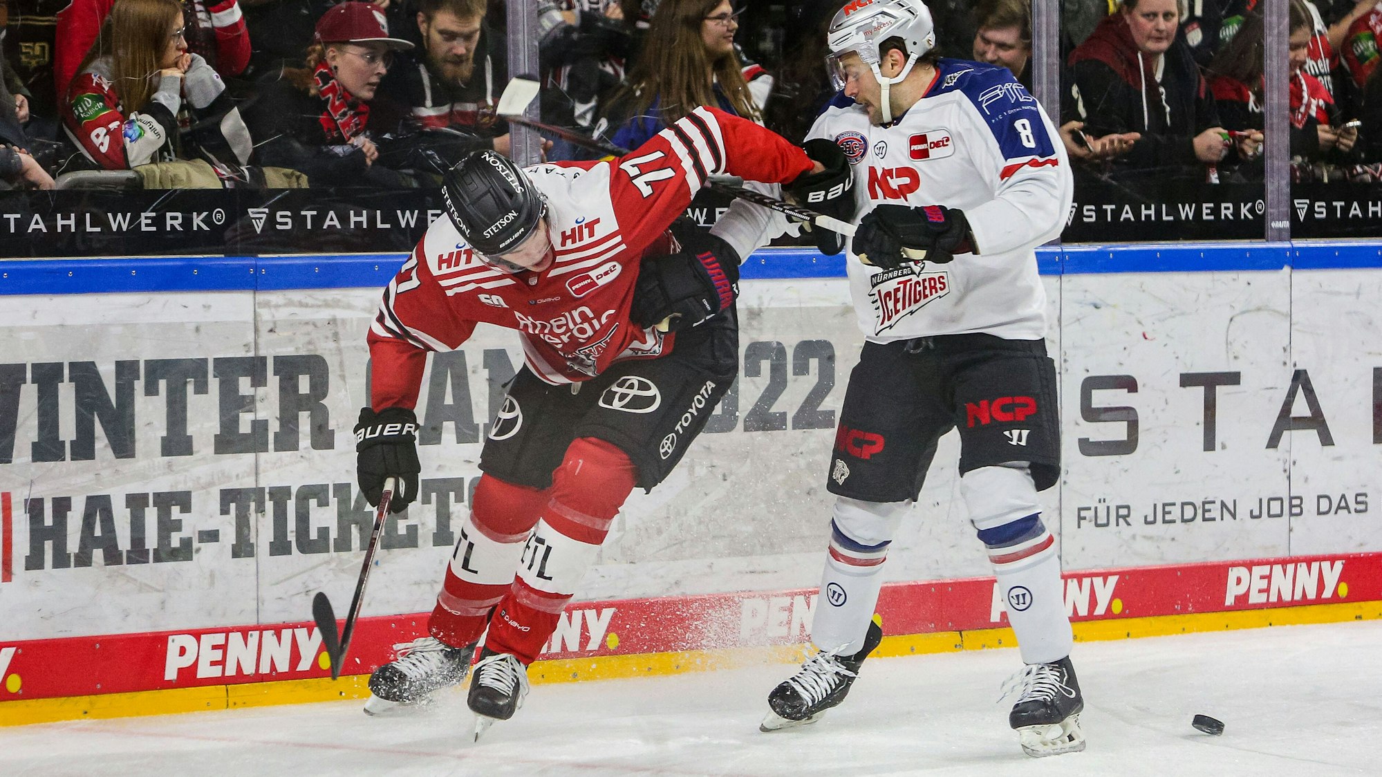 Alex Roach von den Kölner Haien im Zweikampf mit Tyler Sheehy aus Nürnberg.