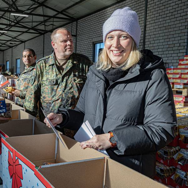 Rundschau-Volontärin Kaja Hempel (r.) packt zusammen mit Soldatinnen und Soldaten aus der Kaserne die Pakete für die Rundschau-Altenhilfe.