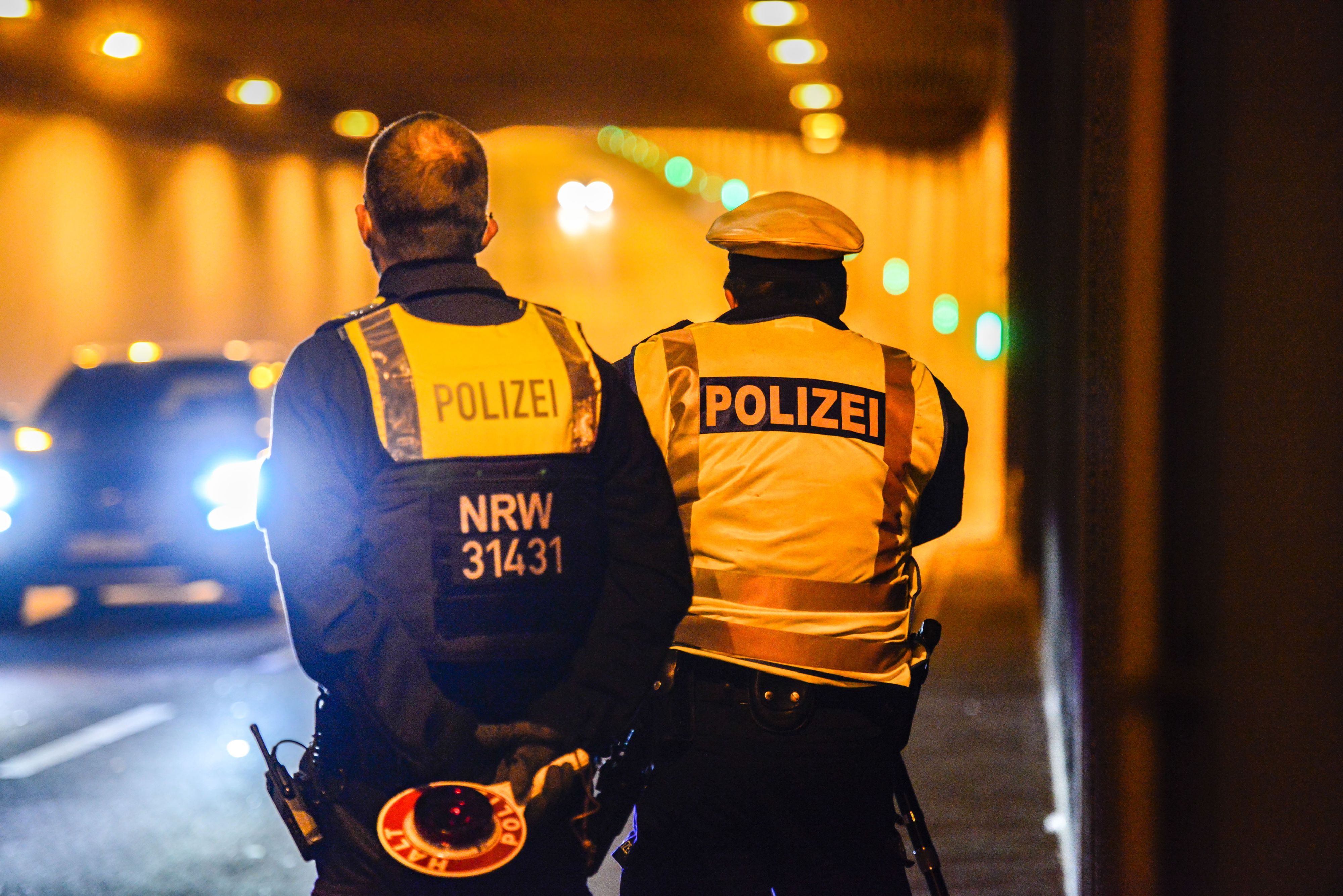 Polizei bei einer Geschwindigkeitskontrolle am Rheinufertunnel in Köln (Symbolfoto)