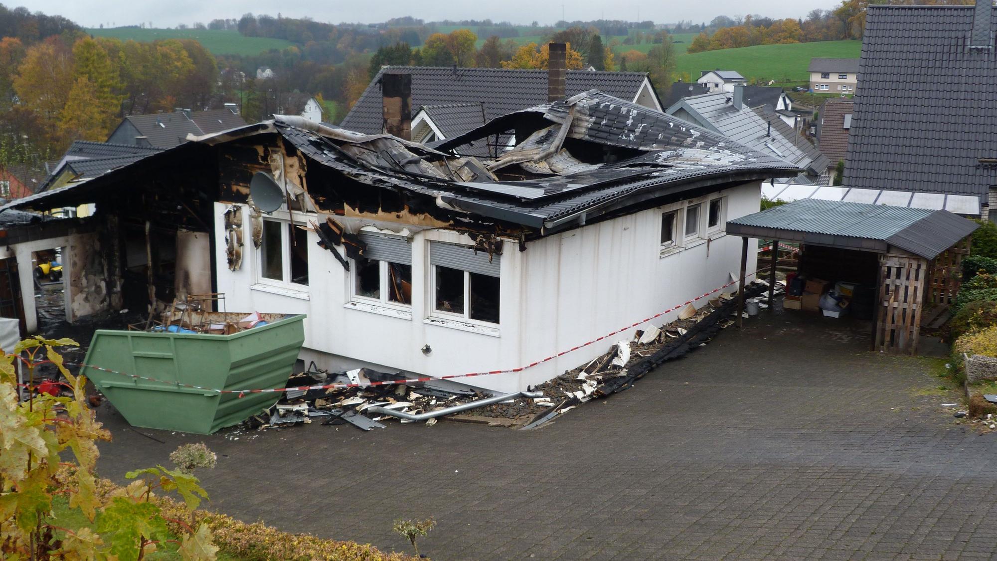 Trauriger Anblick: Das Fertighaus aus den 1970er Jahren ist nur noch eine Brandruine.