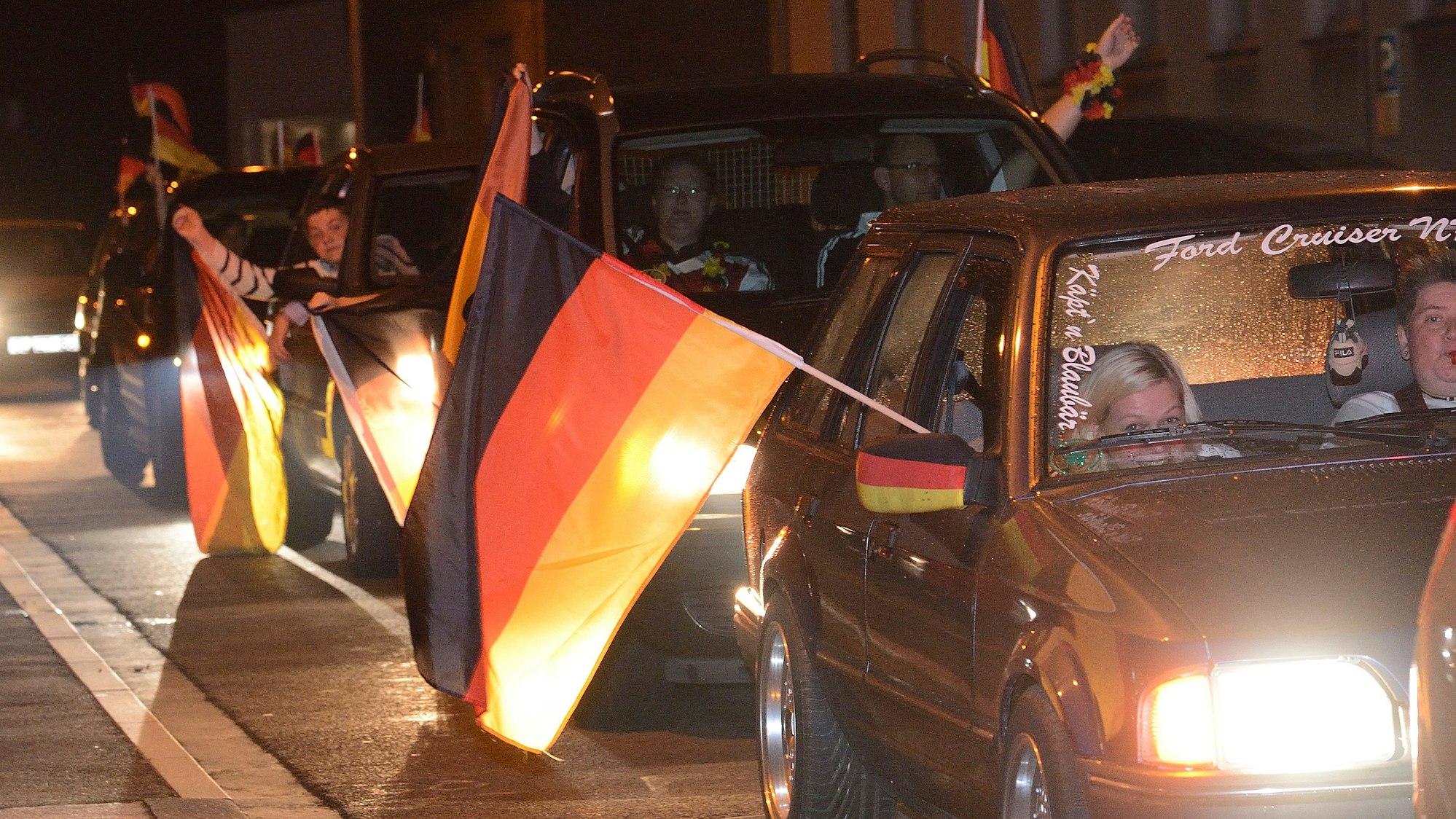 Ein Autokorso mit Deutschland-Fahnen fährt nach dem WM-Sieg 2014 durch Bergisch Gladbach.