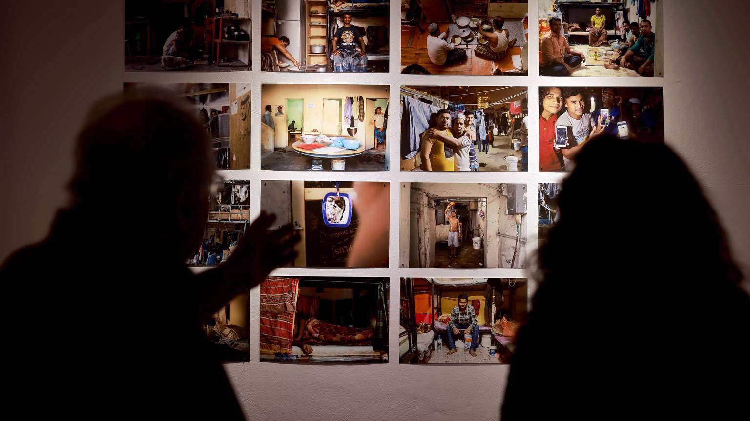 Abgeschirmt leben die Arbeiter in Katar in Brettersiedlungen. Auf einer Wand dokumentieren 16 Farbfotos der Ausstellung ‚Forgotten Team‘ im Sportmuseum die Bedingungen, unter denen sie lebten.