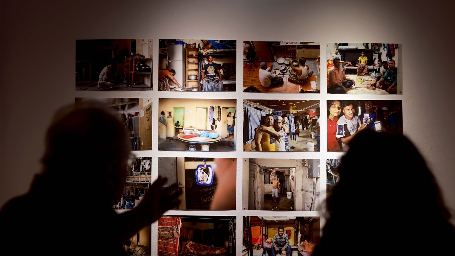 Abgeschirmt leben die Arbeiter in Katar in Brettersiedlungen. Auf einer Wand dokumentieren 16 Farbfotos der Ausstellung ‚Forgotten Team‘ im Sportmuseum die Bedingungen, unter denen sie lebten.