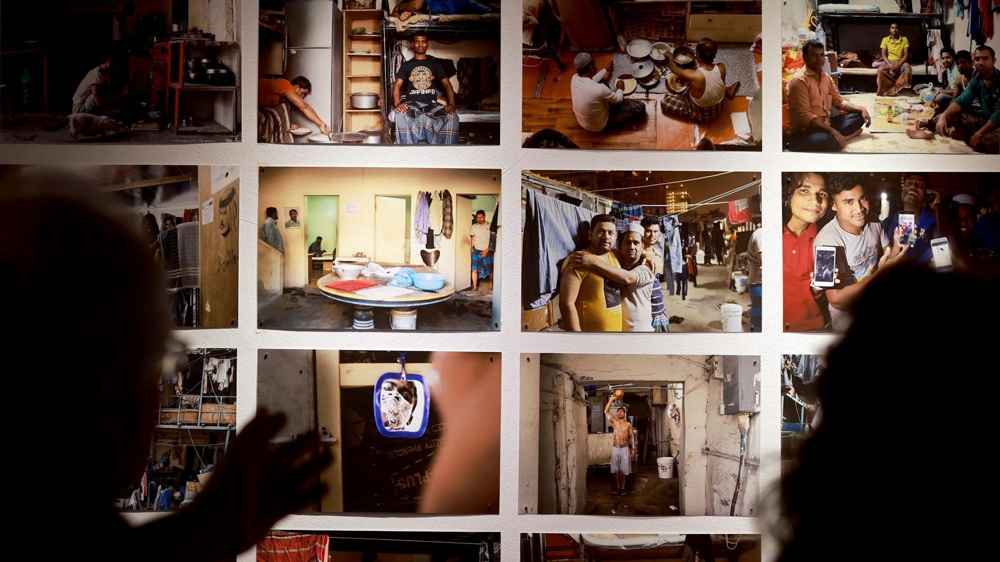 Abgeschirmt leben die Arbeiter in Katar in Brettersiedlungen. Auf einer Wand dokumentieren 16 Farbfotos der Ausstellung ‚Forgotten Team‘ im Sportmuseum die Bedingungen, unter denen sie lebten.