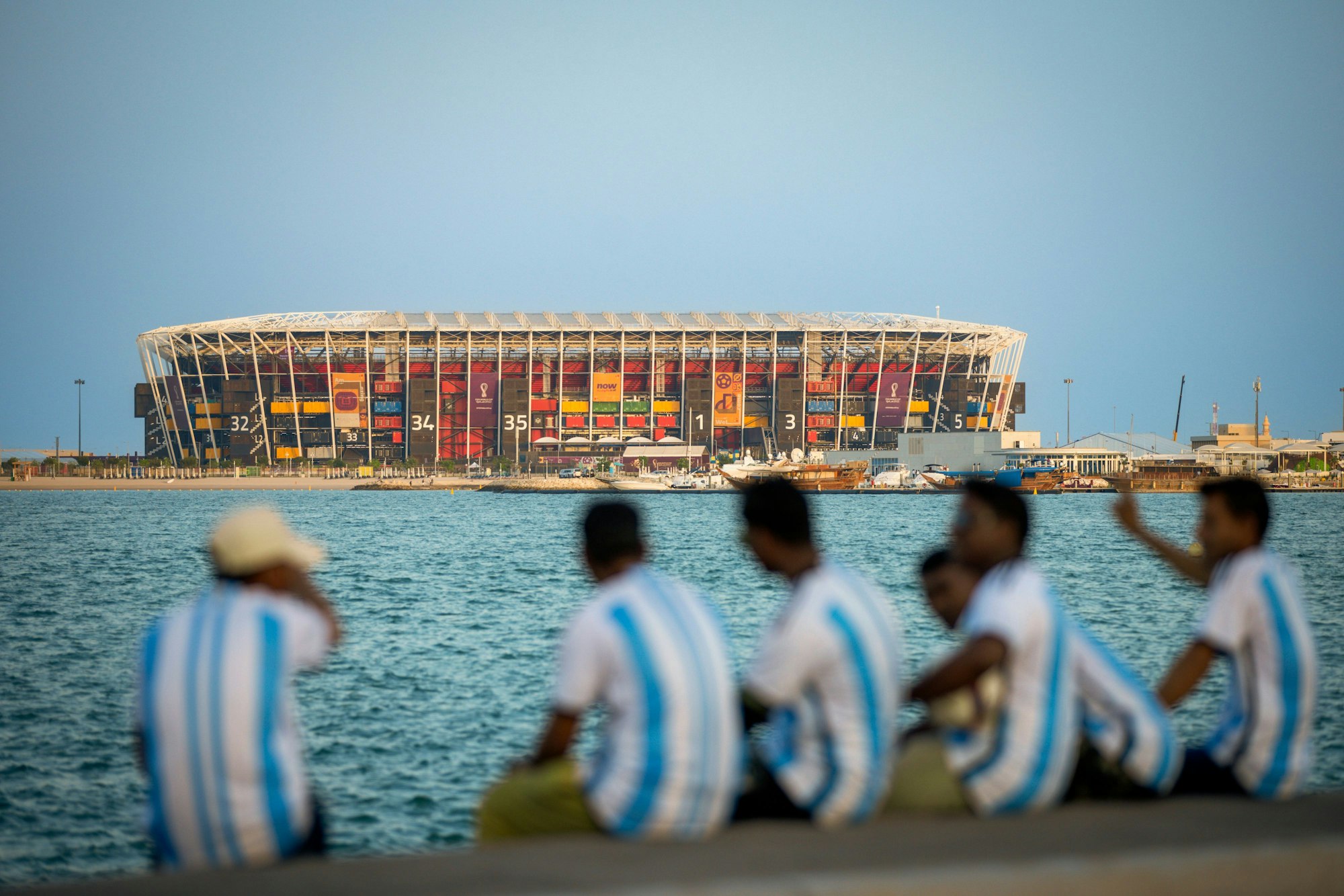 15.11.2022, Doha Katar Fans aus Argentinien schauen auf das Stadion 974 in Doha. Moritz Müller