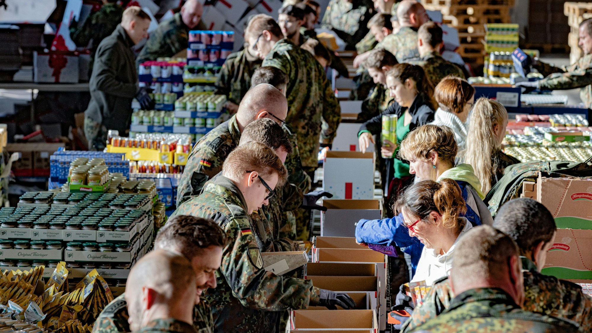 Eifrig sind die Soldatinnen und Soldaten in der Kaserne mit dem packen der Pakete befasst.
