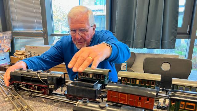 Der 80 Jahre alte Michael Rüttgers vom Eisenbahn Amateur Club setzt eine 87 Jahre alte Märklin-Lok vor einem Kohlentender auf die alten Gleise mit Mittelleiter.