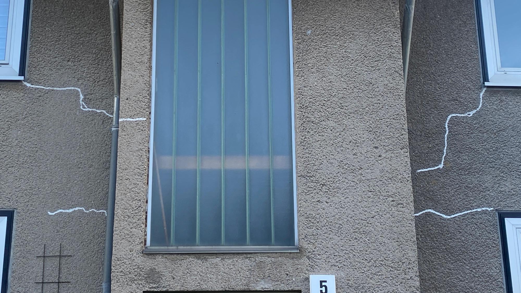 Die Risse in der Fassade wurden notdürftig geflickt. Die Risse sind immer noch zu sehen.