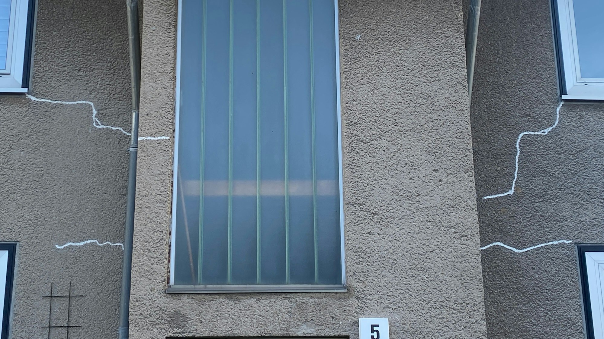 Die Risse in der Fassade wurden notdürftig geflickt. Die Risse sind immer noch zu sehen.