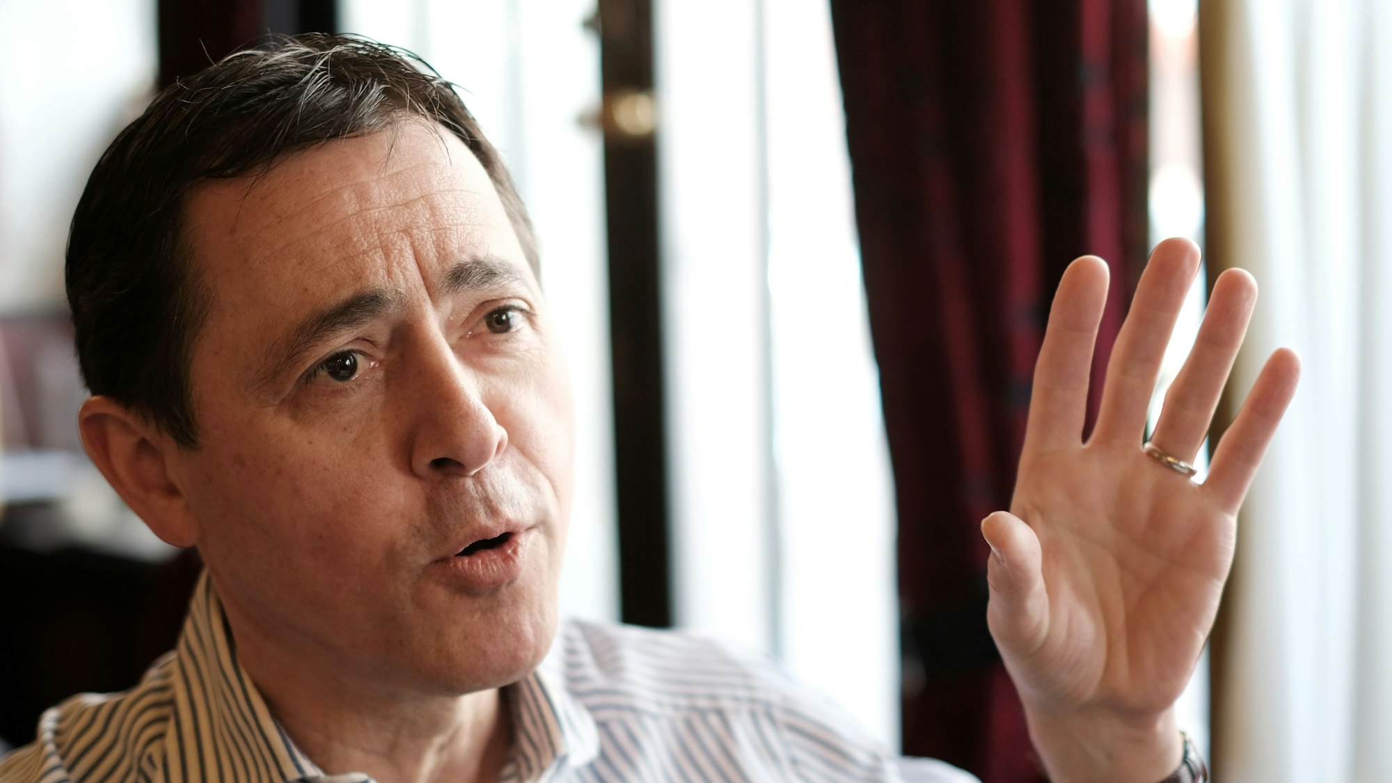 Vincent Moissonnier gestikuliert während eines Gesprächs mit der linken Hand