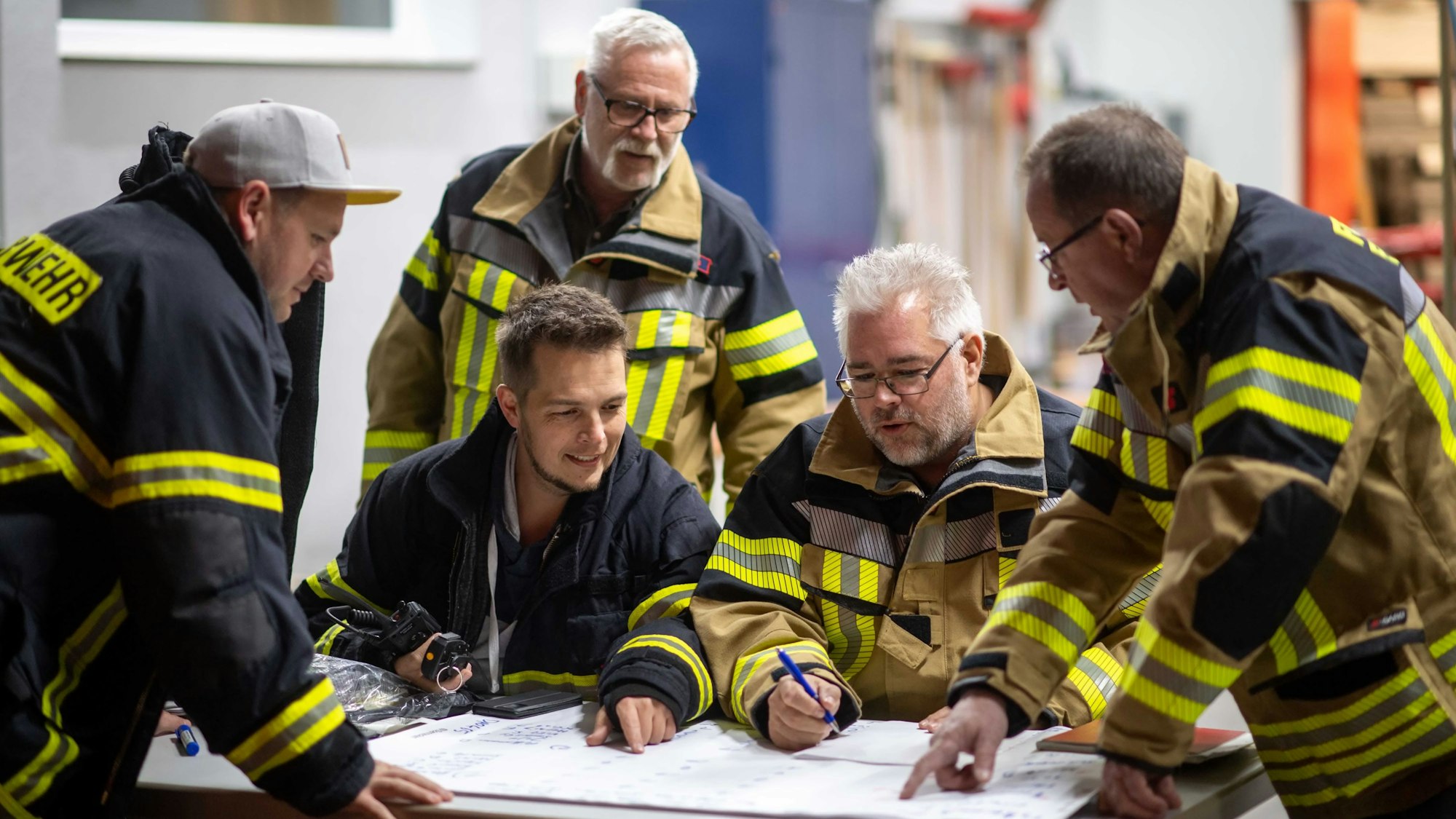 Das Bild zeigt mehrere Feuerwehrleute bei einer Blackout-Übung in Dom-Esch.