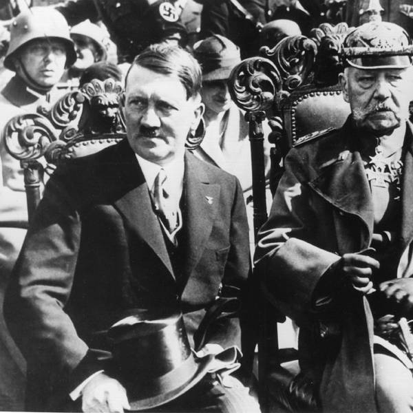 Hitler und Hindenburg im ‚Reichsehrenmal‘ in Tannenberg am 27. August 1933.