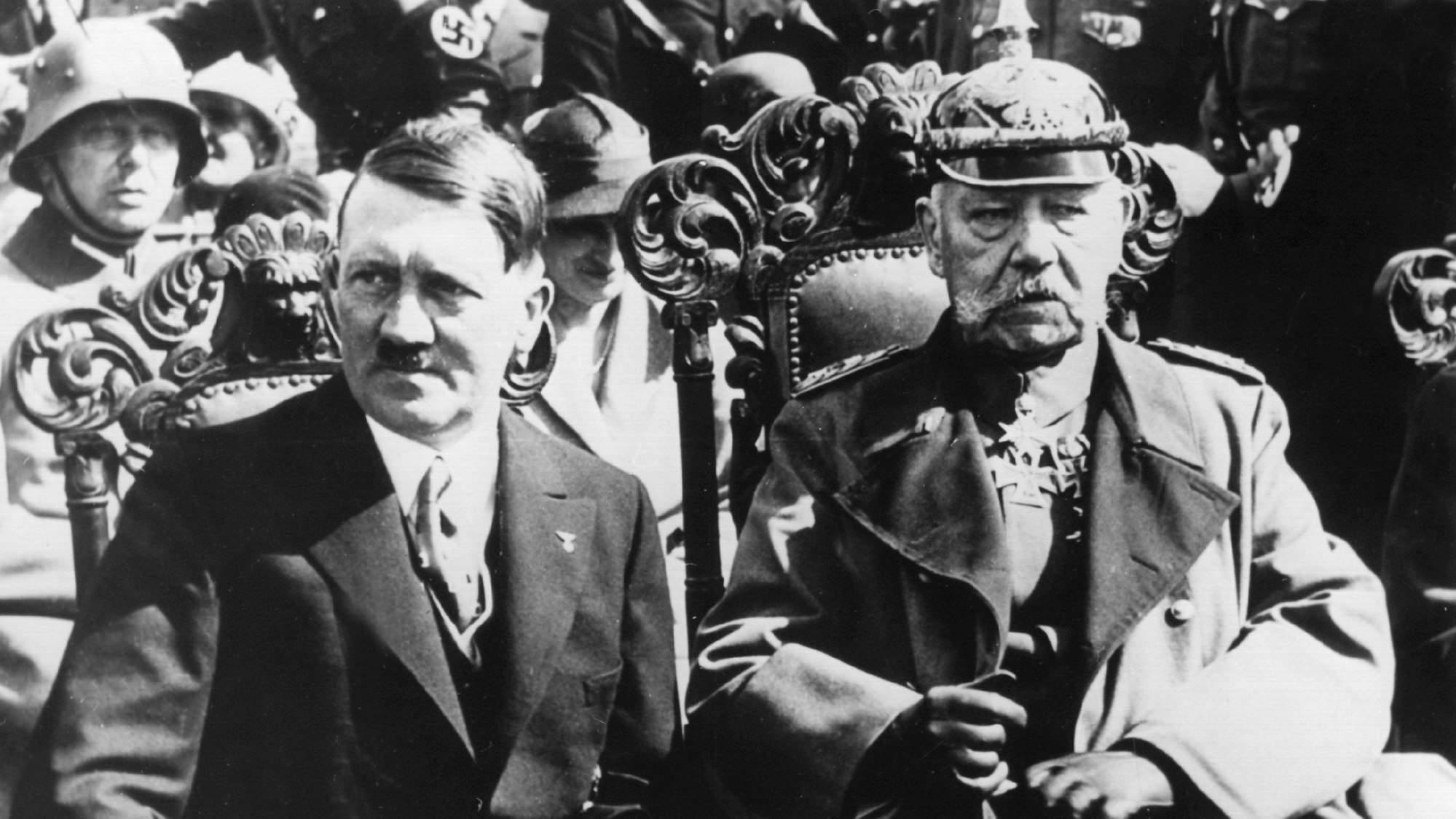 Hitler und Hindenburg im ‚Reichsehrenmal‘ in Tannenberg am 27. August 1933.