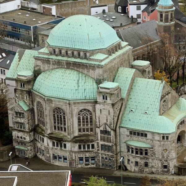 Die „Alte Synagoge“ in Essen, einer der größten freistehenden Synagogenbauten Europas aus der Luft.