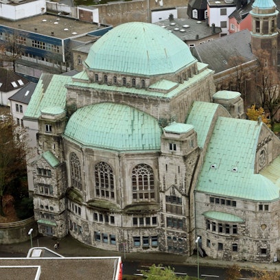 Die „Alte Synagoge“ in Essen, einer der größten freistehenden Synagogenbauten Europas aus der Luft.