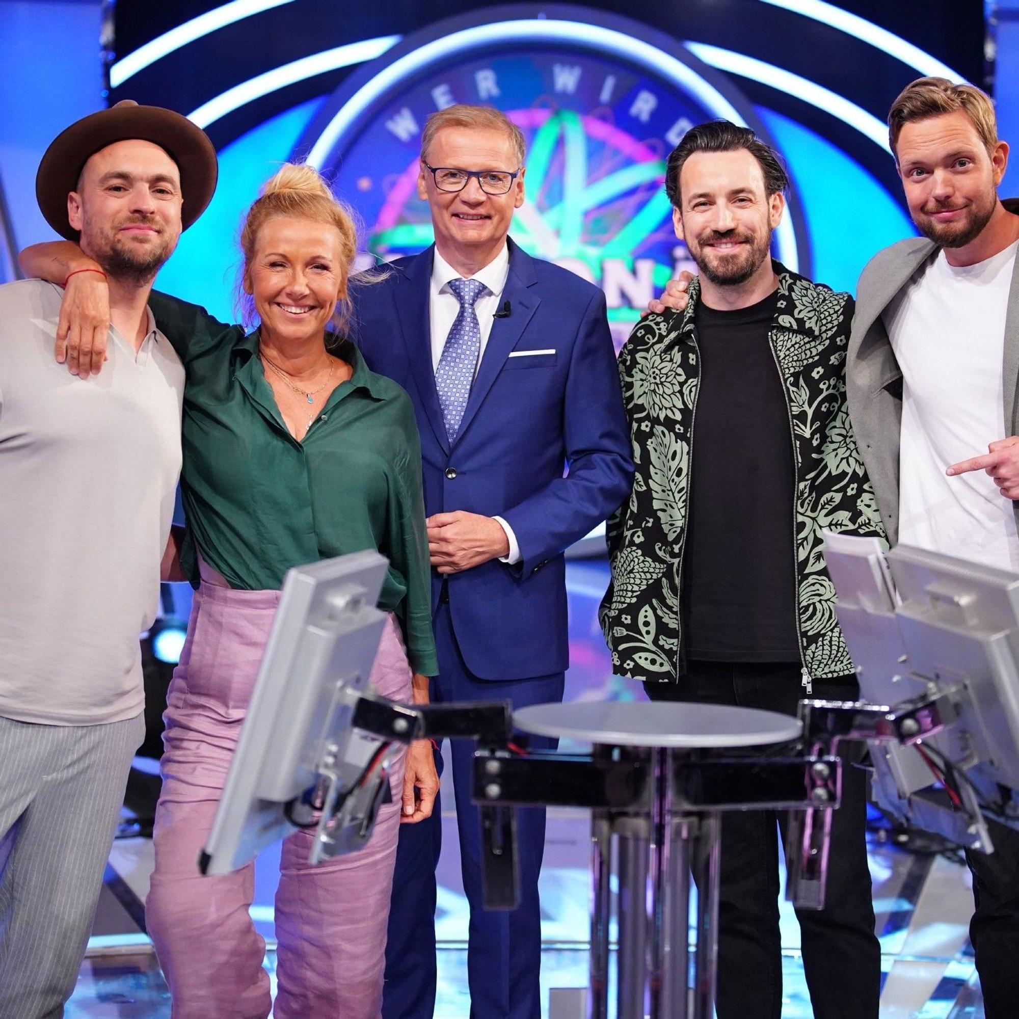 Max Mutzke, Andrea Kiewel, Moderator Günther Jauch, Jan Köppen, Bastian Bielendorfer
lächeln im RTL-Studio.