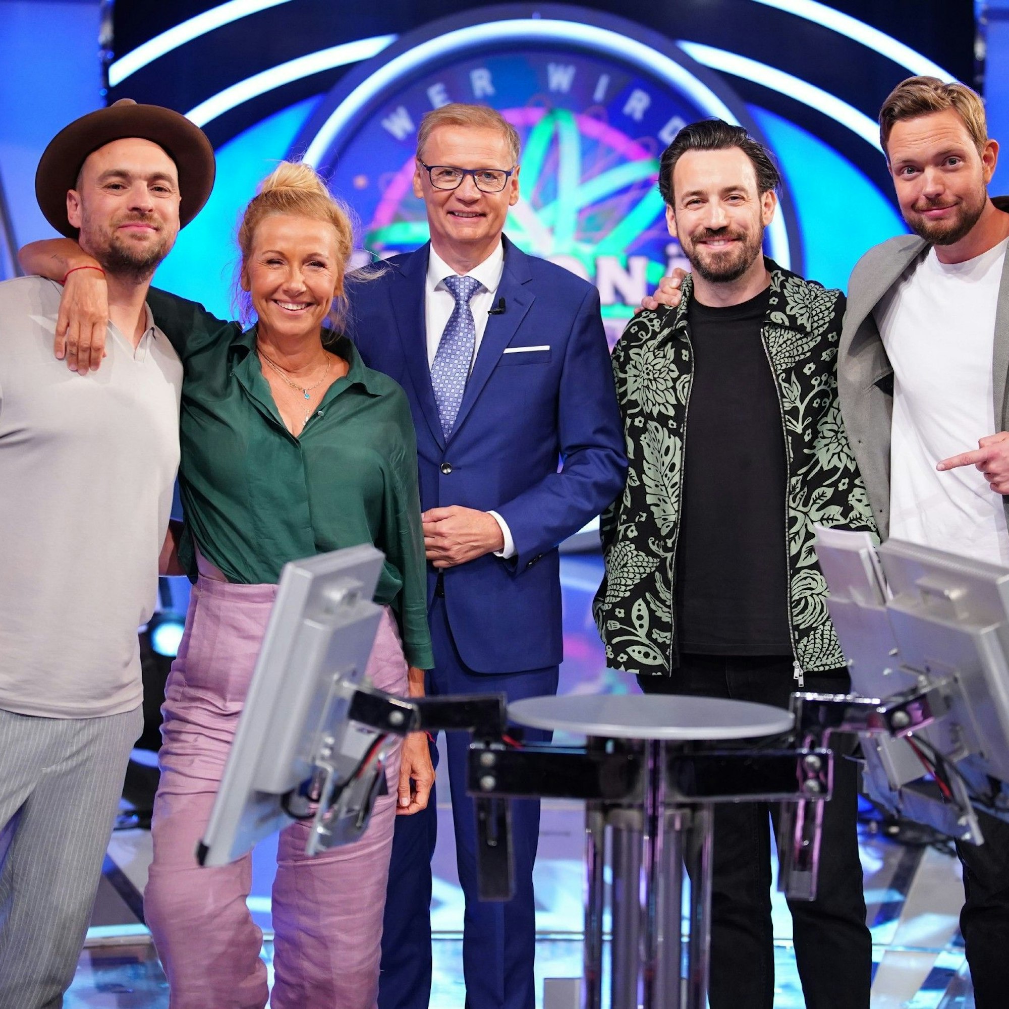 Max Mutzke, Andrea Kiewel, Moderator Günther Jauch, Jan Köppen, Bastian Bielendorfer
lächeln im RTL-Studio.