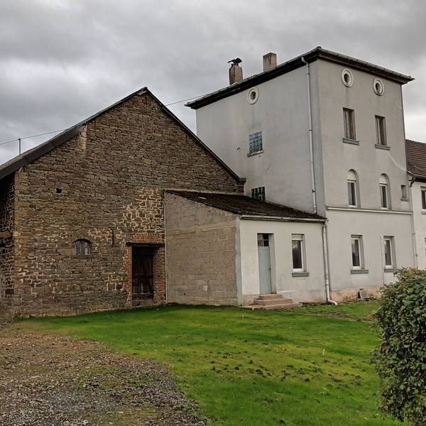 Das alte Rittergut Haus Freiheit in Lohmar-Inger besteht aus einem Anbau aus Backsteinen und einem Haupthaus.