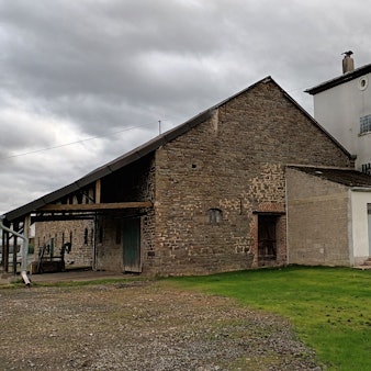 Das alte Rittergut Haus Freiheit in Lohmar-Inger besteht aus einem Anbau aus Backsteinen und einem Haupthaus.