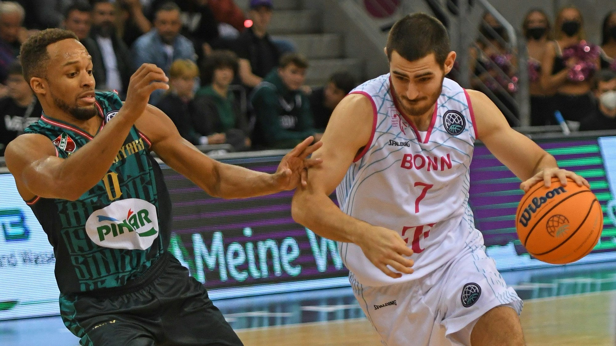 Bonns Sebastian Herrera im Ballbesitz (rechts).