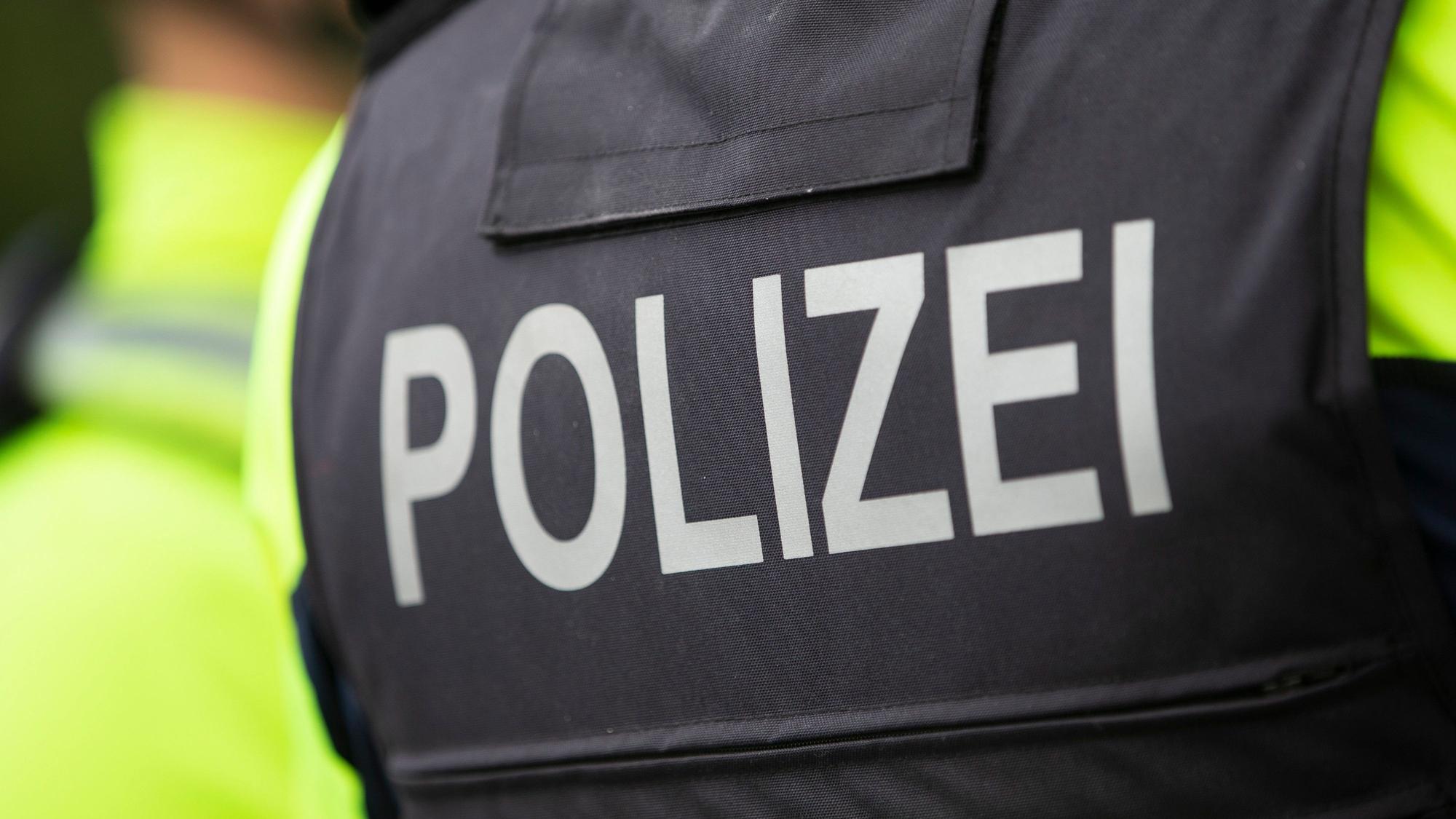 Ein Kölner Polizist im Einsatz (Symbolbild)