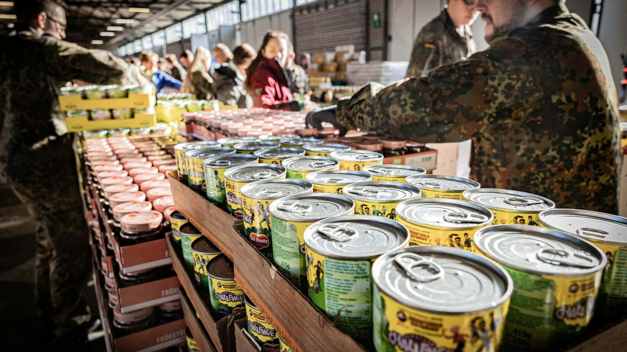Auf meterhohen Paletten sind die Konserven und Gläser gelagert.