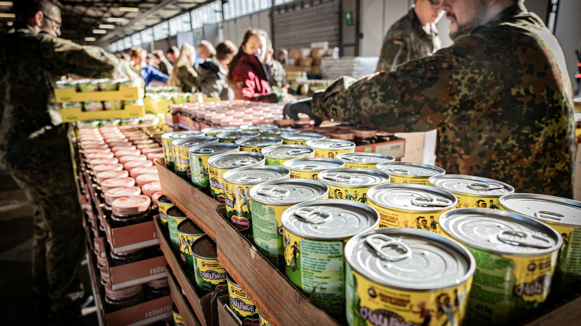 Auf meterhohen Paletten sind die Konserven und Gläser gelagert.