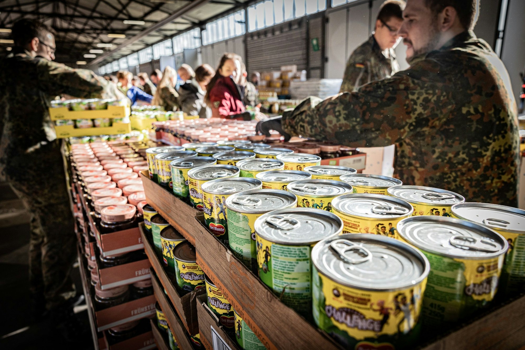 Soldaten beim Packen der Weihnachtspakete