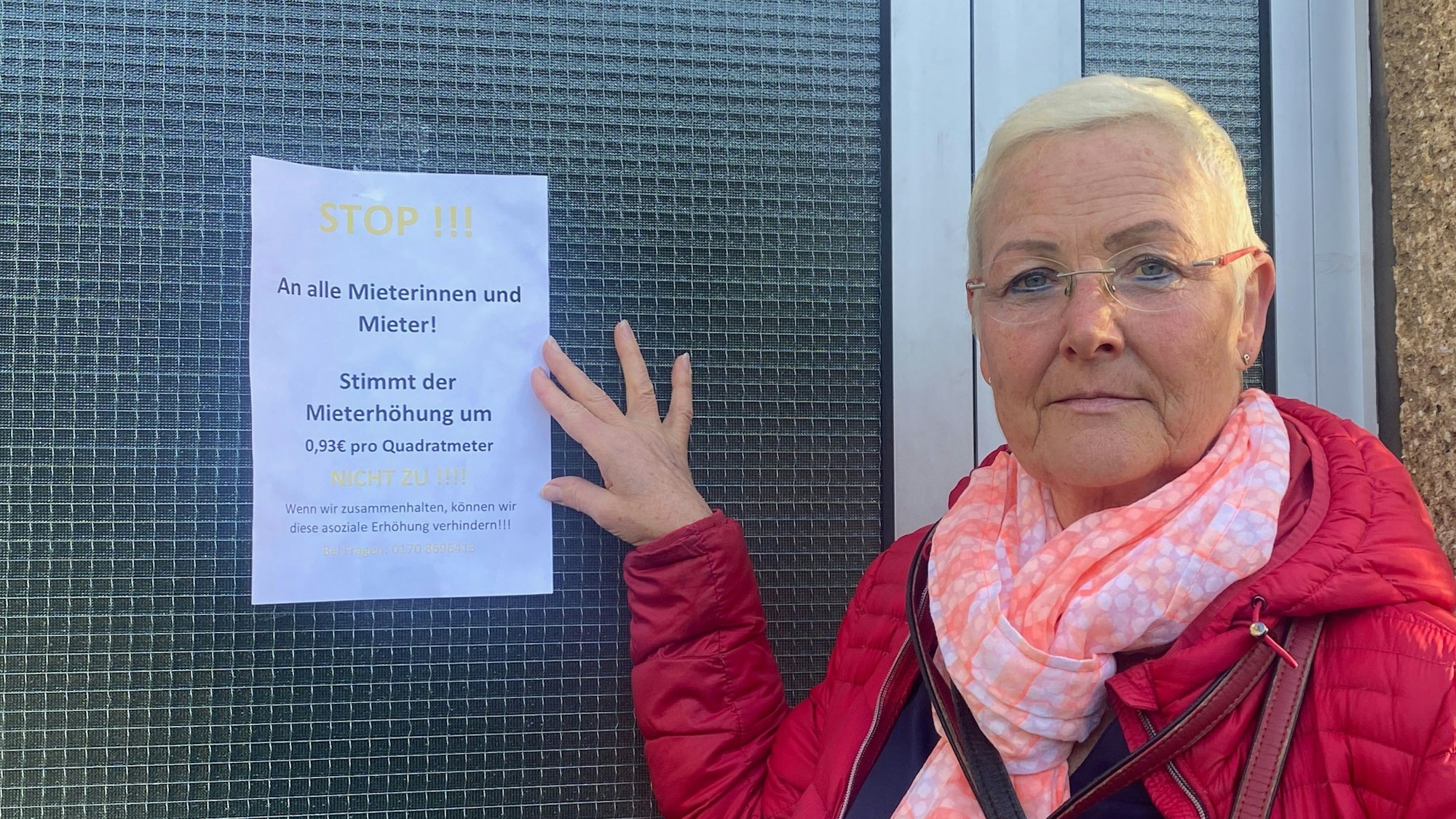 Trotz der Grünflächen wirken die Wohnhäuser der GAG in Köln-Immendorf trist. Die Wohnhäuser sind eine flache Reihenbebauung mit ockerfarbenem Rauputz an den Fassaden.