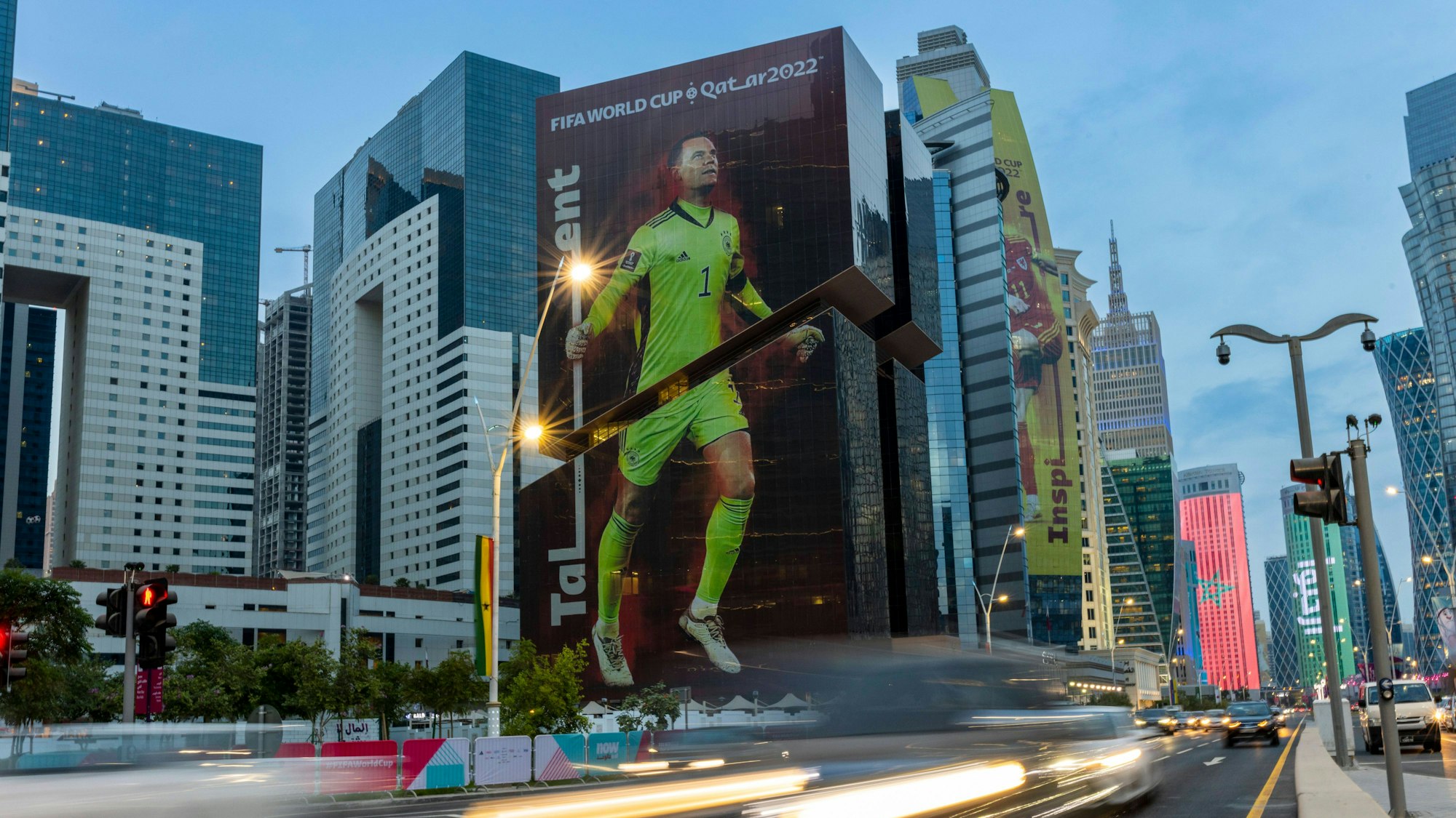 Überlebensgroß: Die WM-Werbung in Katar, hier ein Plakat in Doha West Bay, das Manuel Neuer zeigt. Foto: Moritz Müller