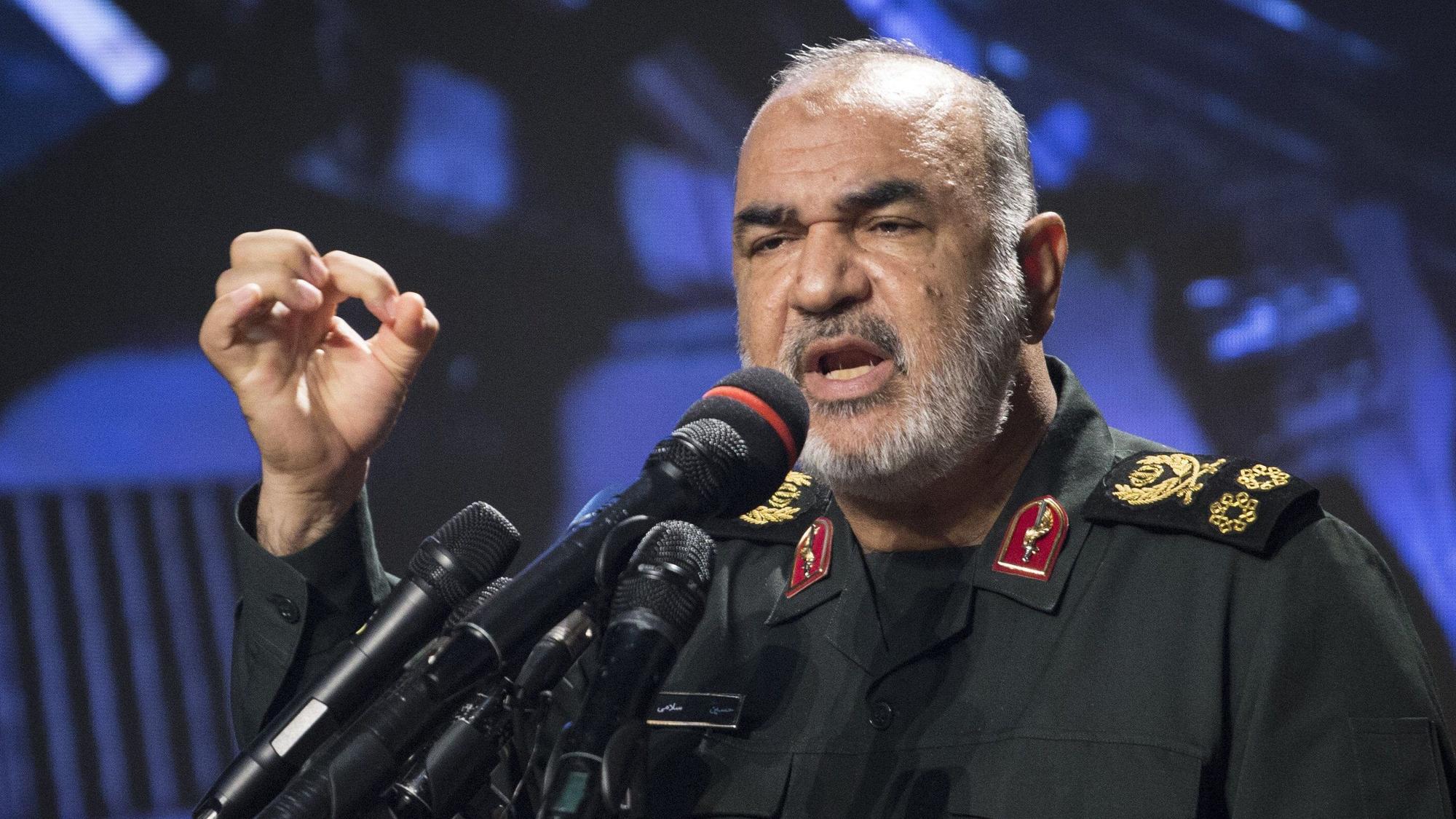 Hussein Salami, Kommandeur der iranischen Revolutionsgarden (IRGC), spricht bei der Eröffnung einer Ausstellung und steht dabei an einem Pult mit Mikrofonen.