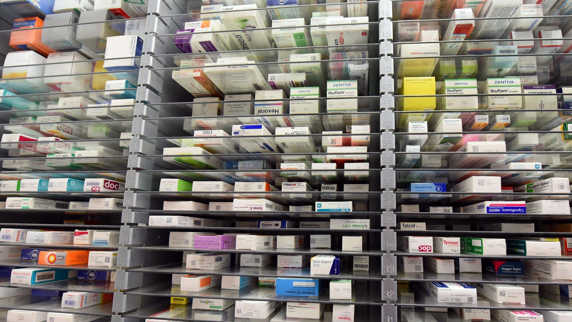 In einem Regal in einer Apotheke liegen viele verschiedene Medikamente.
