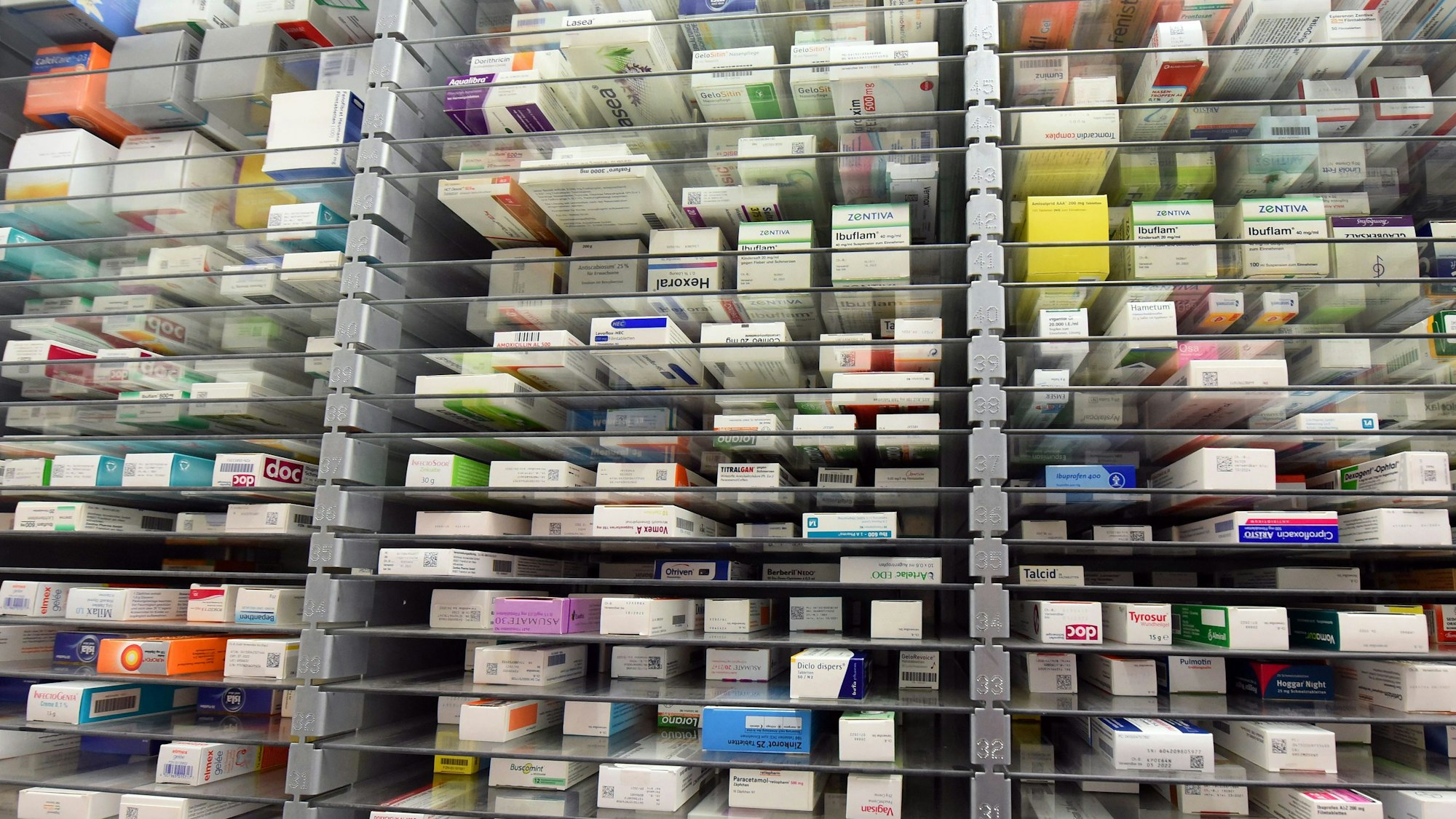 In einem Regal in einer Apotheke liegen viele verschiedene Medikamente.